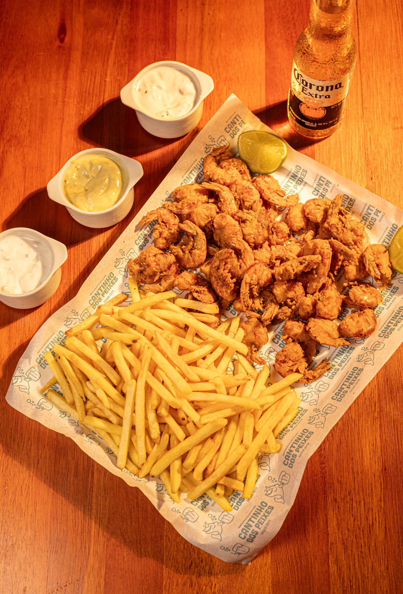 Mesa com porções do Cantinho dos Peixes